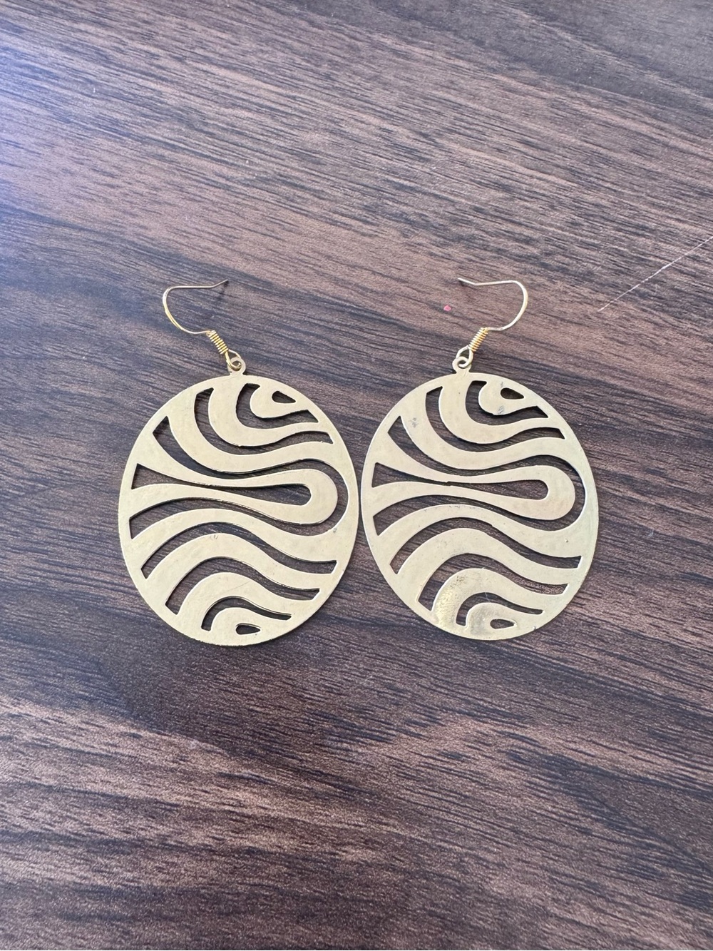 Gold wavy swirl design earrings